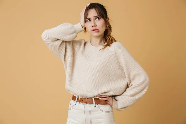 Bella giovane donna che indossa maglione in piedi — Foto Stock