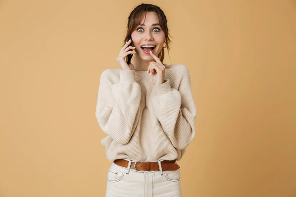 Bella giovane donna che indossa maglione in piedi — Foto Stock