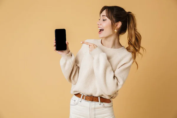 Bella giovane donna che indossa maglione in piedi — Foto Stock