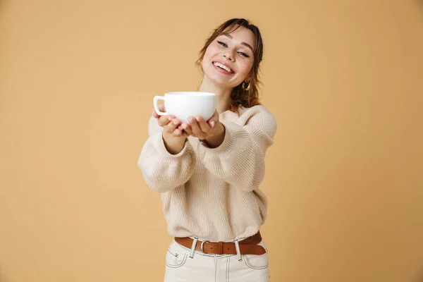 Bella giovane donna che indossa maglione in piedi — Foto Stock