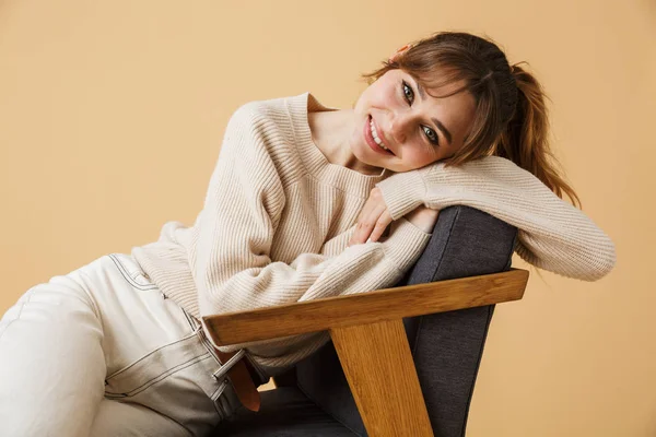 Hermosa mujer joven usando suéter relajante — Foto de Stock