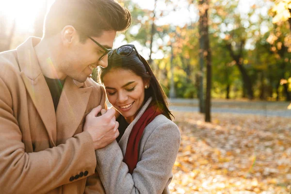 Image de jeune couple heureux souriant et étreignant en automne par — Photo