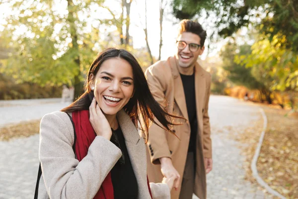 Glückliches junges Paar in Herbstmänteln — Stockfoto