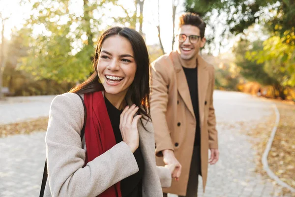 Šťastný mladý pár nosí podzimní kabáty — Stock fotografie