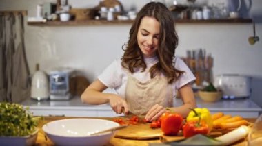 Apron mutfakta sebze kesme Mutlu genç bayan