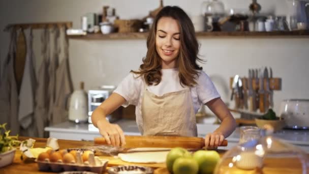 Attraente Giovane Donna Grembiule Fare Pasta Una Torta Mele Cucina — Video Stock