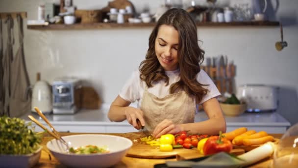 Mujer Joven Sonriente Delantal Cortando Pimentón Cocina — Vídeo de stock