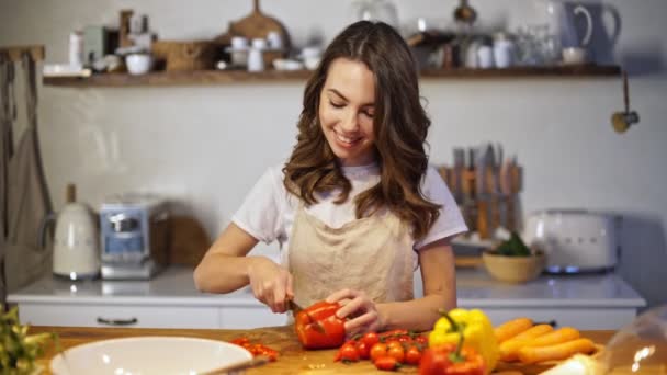 Sorrindo Jovem Senhora Avental Cortando Páprica Cozinha — Vídeo de Stock