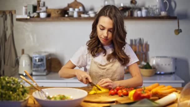 Mujer Joven Delantal Poniéndose Triste Mientras Cocina Cocina — Vídeos de Stock