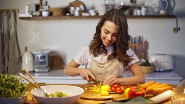 Lachende Jonge Dame Schort Smaakt Paprika Tijdens Het Koken Keuken — Stockvideo