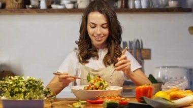 Mutfakta salata yapma önlük çekici esmer kadın