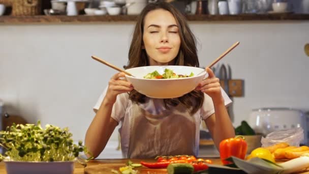 Lachende Jonge Dame Schort Maken Salade Keuken — Stockvideo