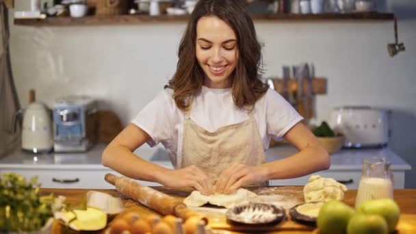 Hermosa Joven Delantal Poniendo Masa Forma Pastel Manzana Cocina — Vídeo de stock