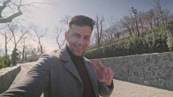 Homme Adulte Souriant Prenant Selfie Dans Parc — Video