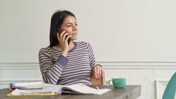 Attraktiv Ung Kvinna Pratar Telefon Sitter Vid Bordet — Stockvideo