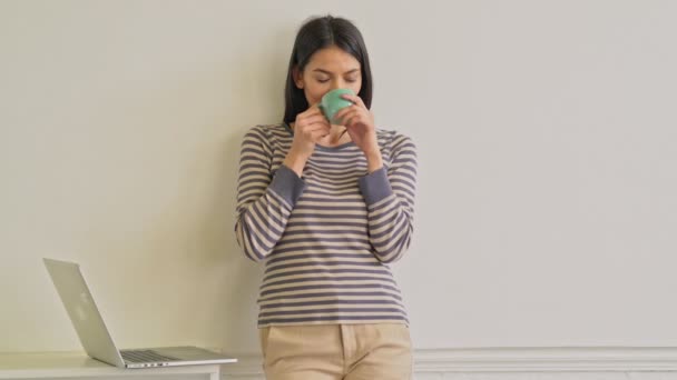 深思熟虑的年轻女子在笔记本电脑上工作后 与一杯咖啡休息 — 图库视频影像