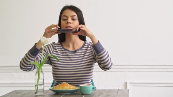 美丽的年轻女子在智能手机上拍摄她的早餐照片 — 图库视频影像