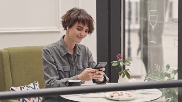 Attraktive Junge Frau Macht Selfie Foto Auf Smartphone Café — Stockvideo