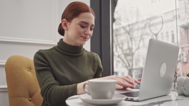 Jovem Ruiva Atraente Conversando Laptop Sentado Café — Vídeo de Stock