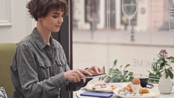 Uśmiechnięta Atrakcyjna Kobieta Jedzenia Naleśnik Siedzi Kawiarni — Wideo stockowe