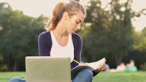 Usměvavá Brunetka Která Sedí Trávě Přenosným Počítačem Píše Něco Notebooku — Stock video