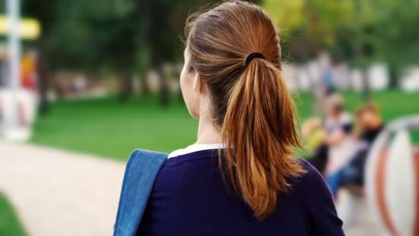 Vue Arrière Jeune Femme Brune Marchant Avec Sac Dos Dans — Video