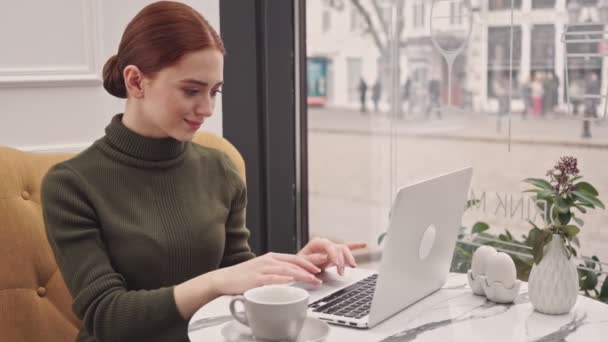 Beautiful Redhead Young Woman Using Laptop Sitting Cafe — Stock Video