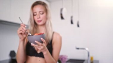 Kahvaltı iç çamaşırı Gülümseyen seksi kadın ve evde sahiptir