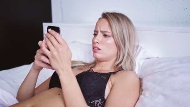 Sorprendida Mujer Rubia Sexy Asustada Ropa Interior Acostada Cama Usando — Vídeos de Stock