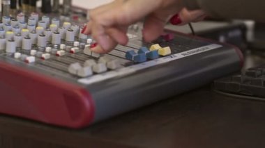 Radyoda şapka yayınında gülümseyen güzel Dj kadının yan görünümü