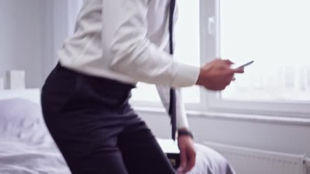 Fatigué Mécontent Homme Affaires Assis Sur Lit Utilisant Smartphone Pendant — Video