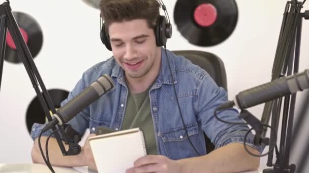 Joyful Bonito Homem Jaqueta Ganga Usando Transmissão Smartphone Rádio — Vídeo de Stock