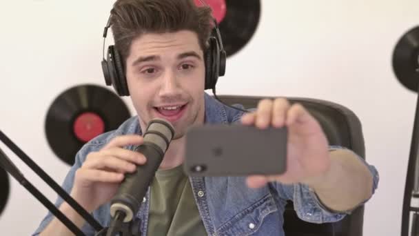 Allegro Bell Uomo Giacca Denim Che Selfie Sullo Smartphone Durante — Video Stock