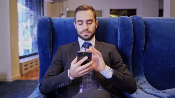 Kalm Bebaarde Business Man Met Behulp Van Smartphone Terwijl Zittend — Stockvideo