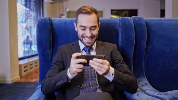 Joyeux Homme Affaires Barbu Jouant Sur Smartphone Tout Étant Assis — Video