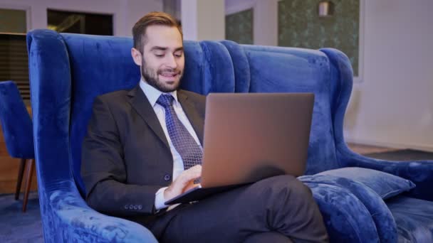 Homem Negócios Barbudo Feliz Usando Computador Portátil Enquanto Sentado Poltrona — Vídeo de Stock