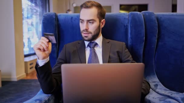 Gelukkig Bebaarde Business Man Met Laptop Computer Terwijl Zittend Fauteuil — Stockvideo