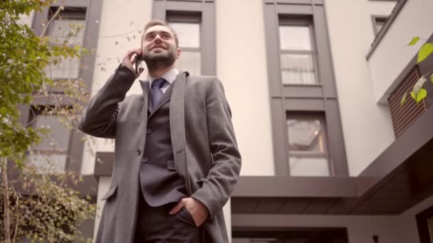 Bonito Homem Negócios Sorridente Casaco Falando Por Smartphone Enquanto Está — Vídeo de Stock