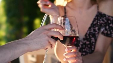 Açık havada şarap içen genç seven çift kırpılmış video closeup