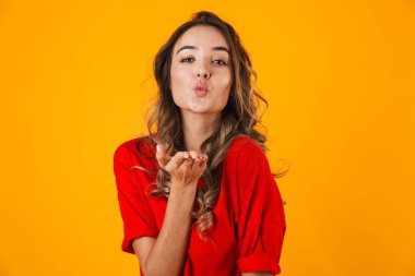 Ayakta güzel bir neşeli genç kadın portresi