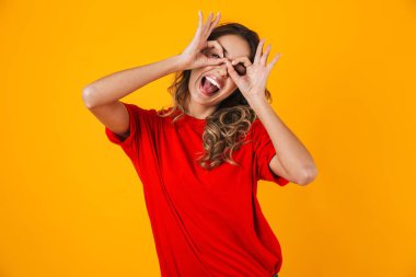 Ayakta güzel bir neşeli genç kadın portresi