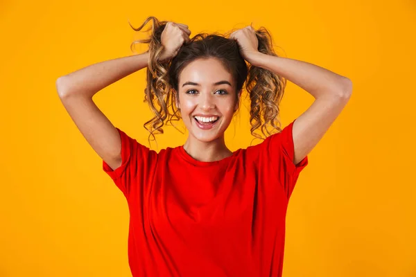 Retrato de uma linda e alegre jovem mulher de pé — Fotografia de Stock