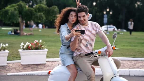 Gelukkig Romantisch Paar Zittend Scooter Het Gebruik Van Mobiele Telefoon — Stockvideo