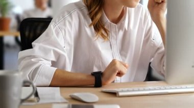 Genç karışık sinir kadın pc bilgisayar kullanarak ofiste çalışan