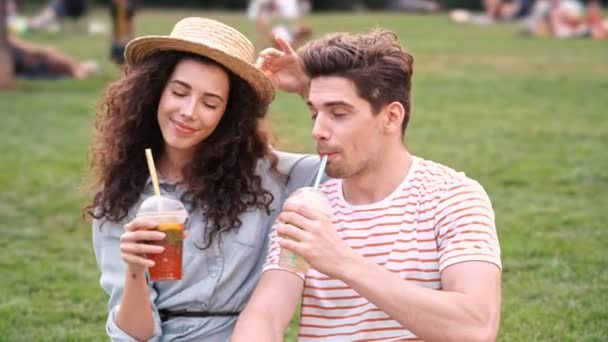Šťastný Romantický Pár Který Sedí Trávě Mluví Spolu Koktejlem Pití — Stock video