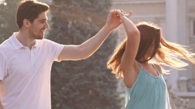 Genç mutlu sevgi dolu çift sokakta eğlenmek yürüyüş