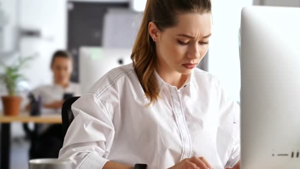 Mujer Negocios Nerviosa Cansada Joven Que Trabaja Oficina Usando Ordenador — Vídeos de Stock