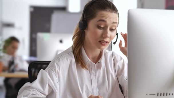 Junge Schöne Konzentrierte Geschäftsfrau Die Büro Mit Und Kopfhörer Mit — Stockvideo