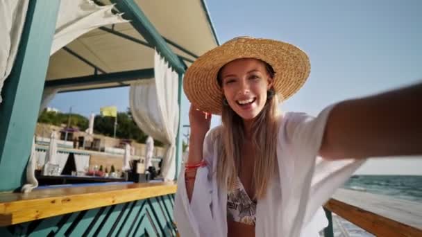 Hermosa Mujer Rubia Años Verano Sombrero Paja Tener Descanso Playa — Vídeo de stock