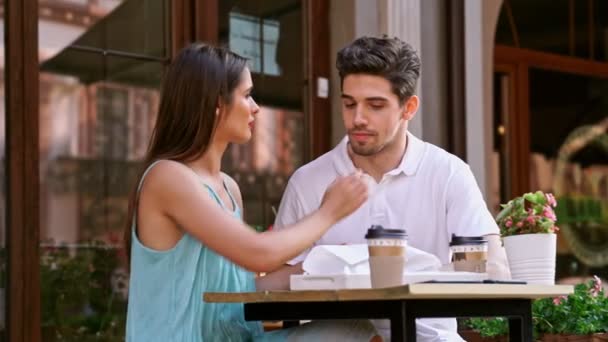 Joven Feliz Linda Pareja Amorosa Sentado Cafetería Aire Libre Hablando — Vídeos de Stock